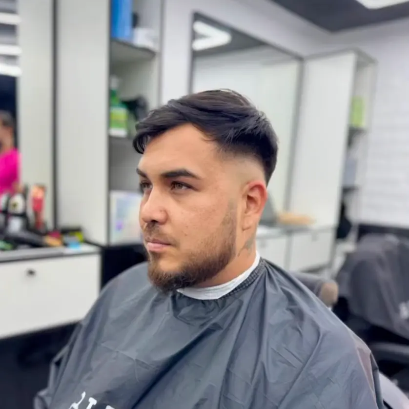 Trabajo de barbería de referencia: degradado medio clásico.